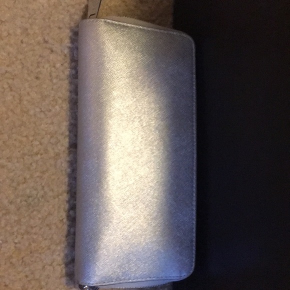 Michael Kors silver wallet - Picture 3 of 3